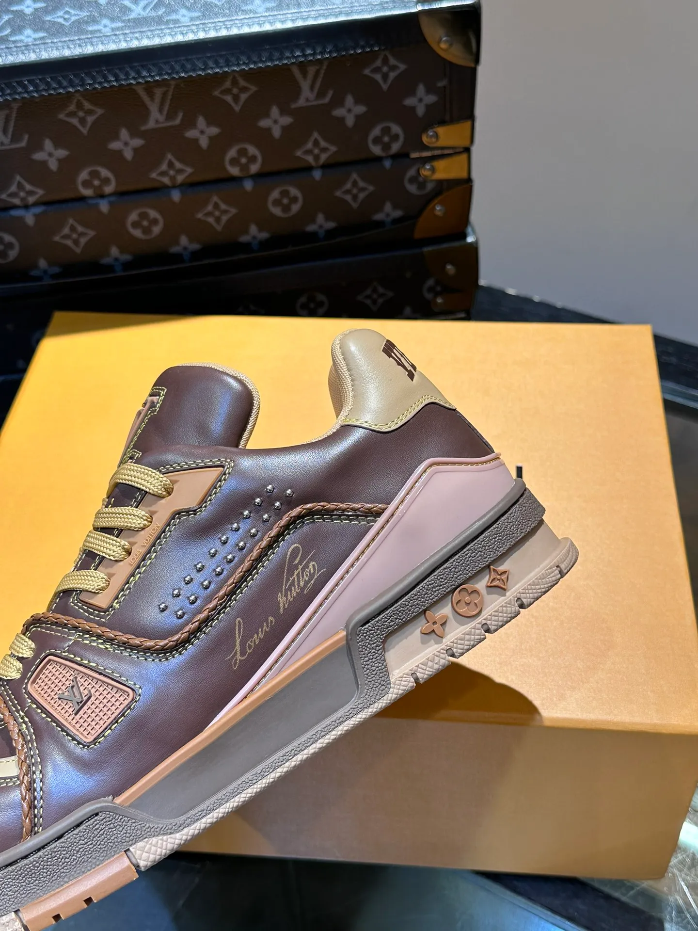 LV P840 men's sneakers, new colors, this LV Trainer sneaker is made of grained calf leather in colorful tones, with rivet decoration on the upper and handwritten Louis Vuitton logo on the side, which contrasts with the western-style Vuitton logo on the rear. The original construction was designed by Virgil Abloh and is inspired by vintage basketball shoes. Continuing the complex upper, the rubber-injected rubber outsole continues the iconic elements, with LV letters on the tongue and sides, Vuitton logo on the rear, Monogram flowers on the outsole, handwritten Louis Vuitton logo on the side, and standard insoles to continue the comfort experience. Comes complete with original box packaging! Size: 38-46
